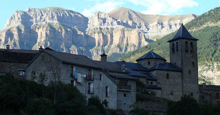 El Torla en de bergen van het Nationale Park Ordesa