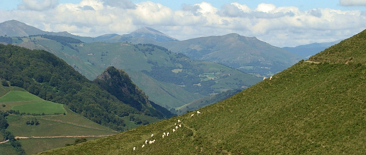 Mooie uitzichten op de klim naar de Col de Burdincurutcheta