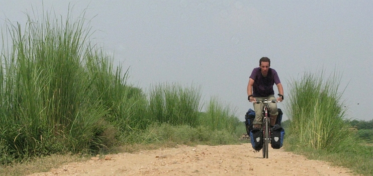 Ik op de eerste onverharde weg in India, slechts twintig kilometer zuidwest van Gurgaon, Delhi. Foto van Willem Hoffmans