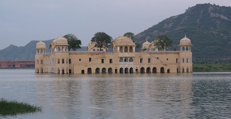 Het Drijvende Paleis in Jaipur. Foto van Willem Hoffmans