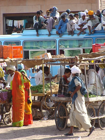 Busstop in een provinciestadje in Rajasthan