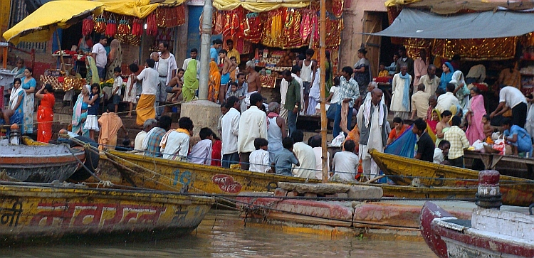 De heilige rivier Ganges en de ghats van Varanasi