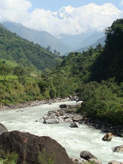 De Himal Chuli, 7.893 m hoog, torent zevenduizend meter boven het regenwoud uit