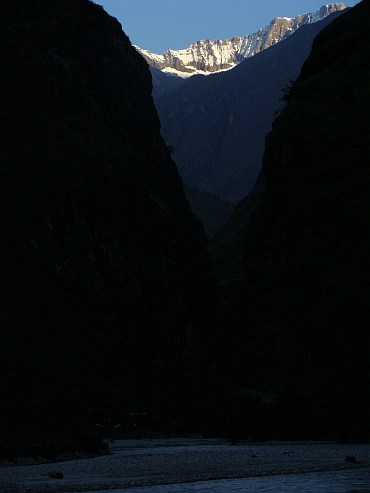 Eerste zonlicht in de kloof van de Marsyangi rivier