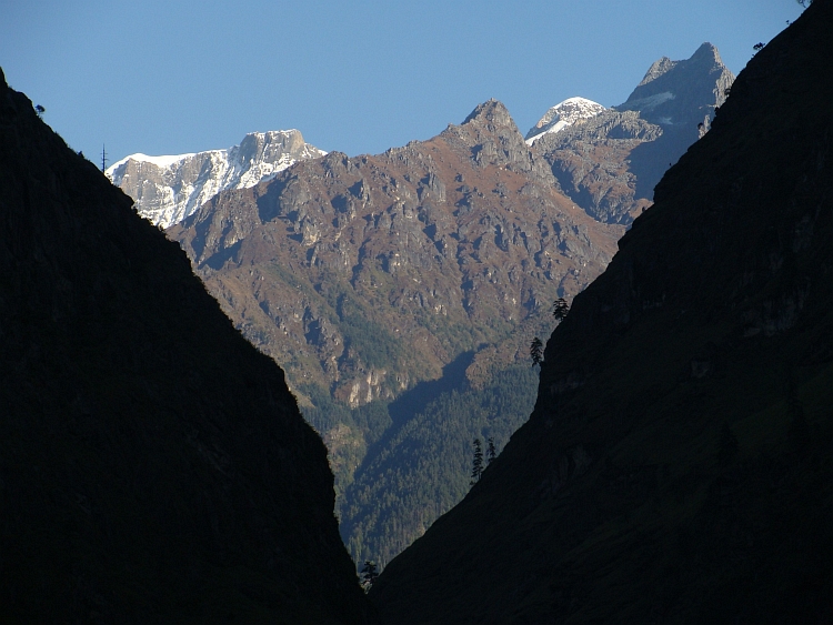 Eerste zonlicht in de kloof van de Marsyangi rivier