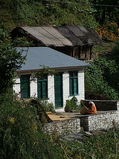 Woman before her house in Ghasa