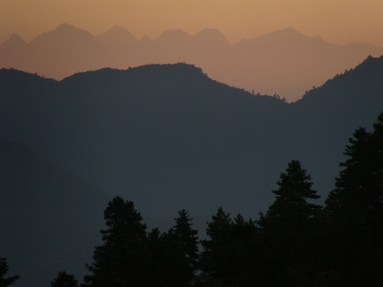 Zonsopkomst in Daman. De derde berg van links is de Mount Everest