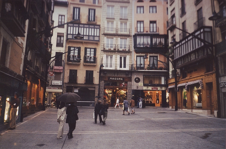 Een regenachtige avond in Pamplona