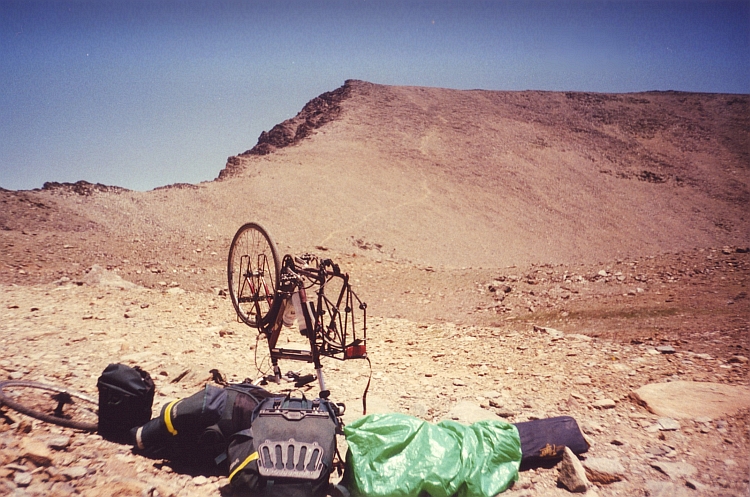 De hoogste lekke band van Europa. Op de achtergrond de Mulhacén, Sierra Nevada