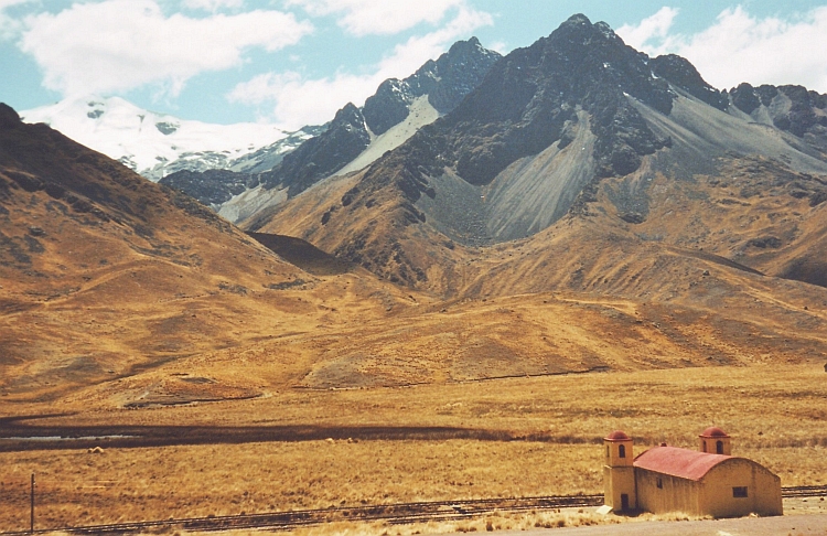 Church and station in one at La Raya Pass